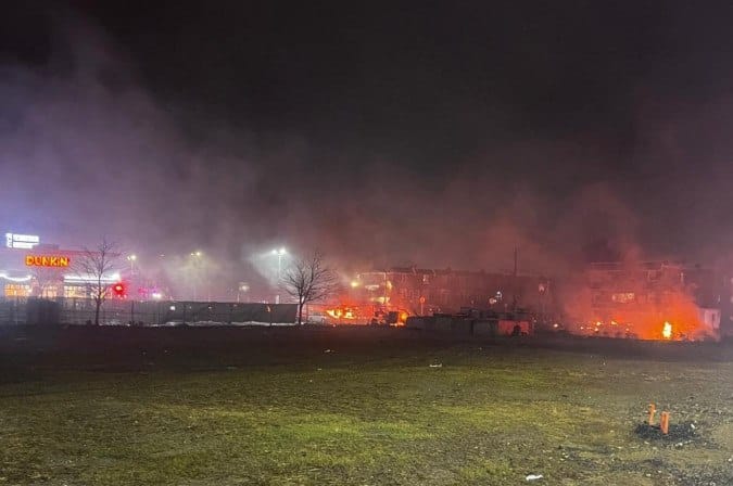 Avião cai na Filadélfia e causa devastação em área urbana