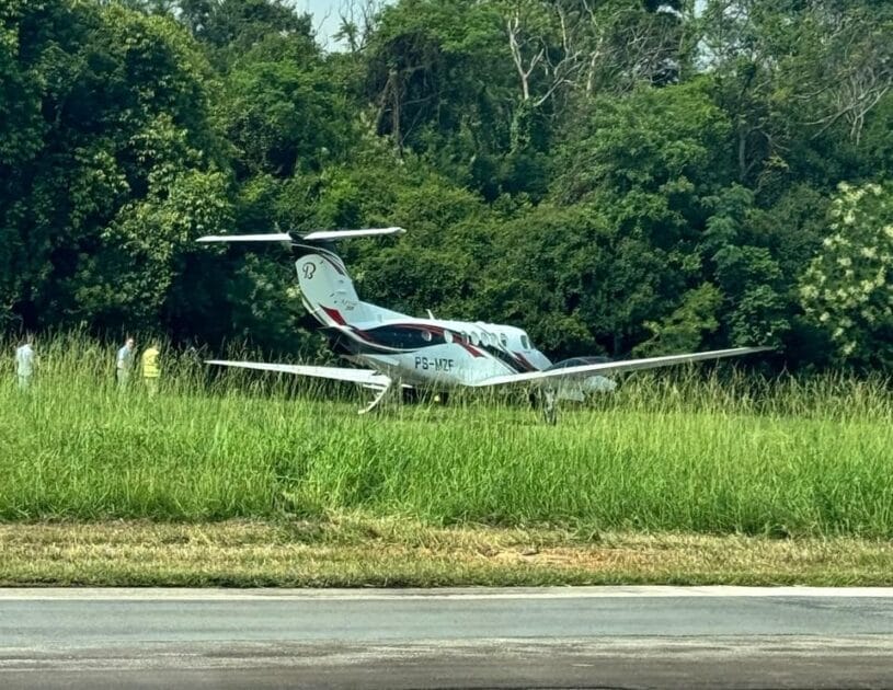 Avião King Air sai da pista durante taxiamento em SP