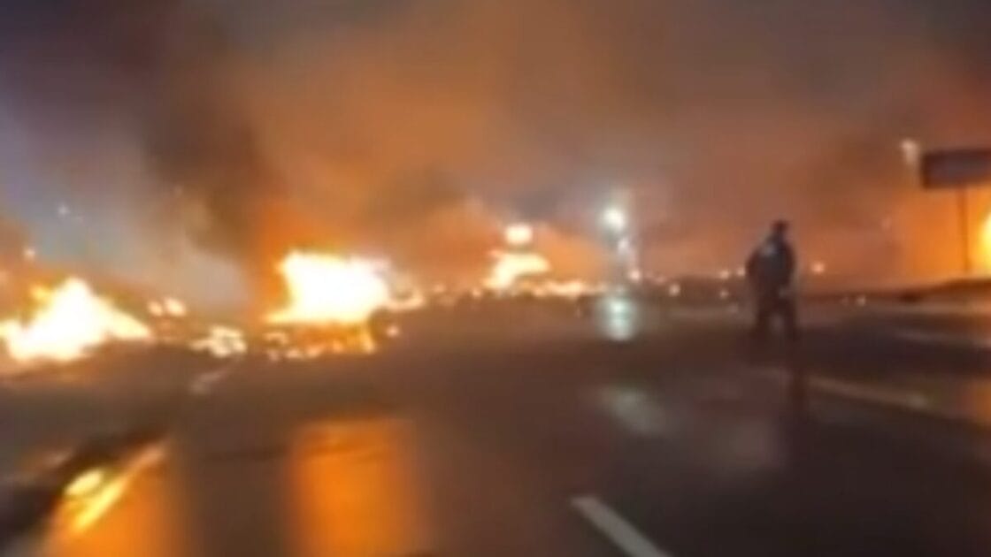 Avião Learjet cai em Filadélfia e causa incêndio próximo a shopping