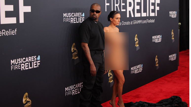 Bianca Censori impressiona no GRAMMY com look ousado