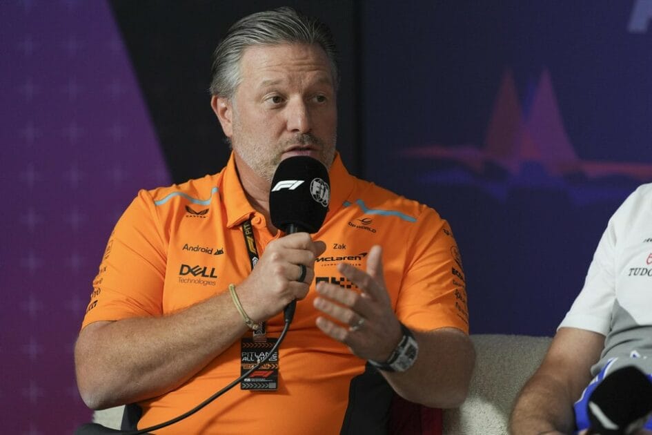 CEO da McLaren, Zak Brown renova contrato e envia recado à FIA: "Não estamos em 1984" - Notícias atualizadas da Fórmula 1