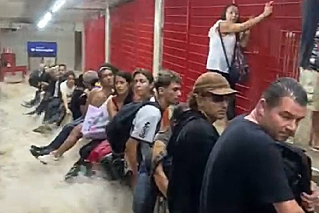 Chuva em SP: Passageiros enfrentam alagamento no metrô