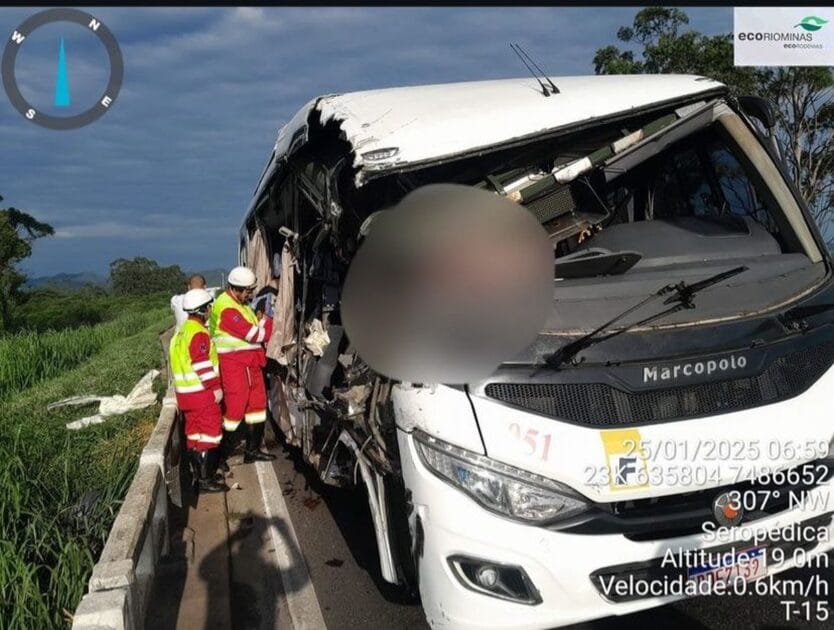 Colisão entre ônibus e carreta na Dutra resulta em 2 mortes e 23 feridos