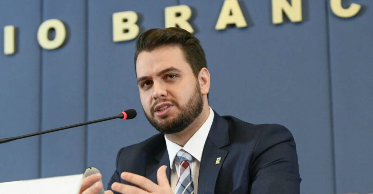 Defesa de Filipe Martins critica vazamento da delação de Cid