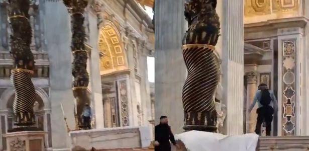 Homem vandaliza candelabros históricos na Basílica do Vaticano