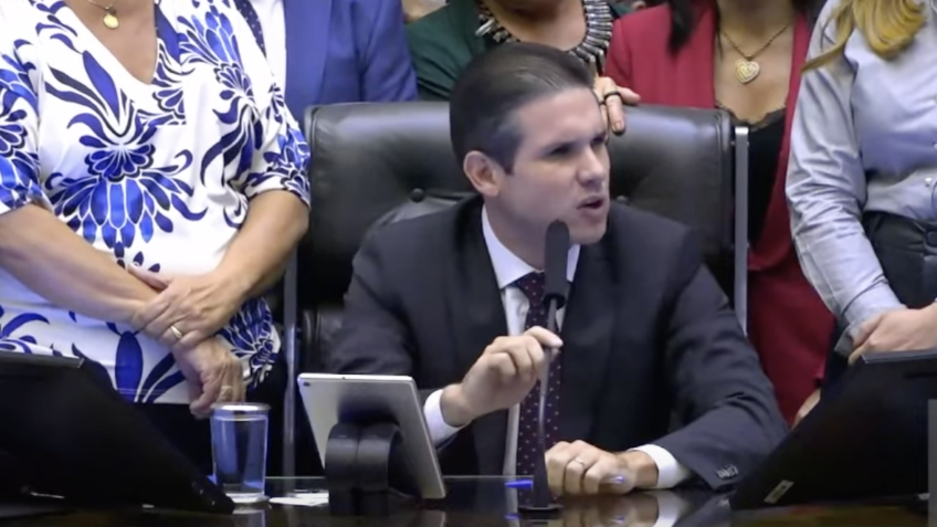 Hugo Motta repreende deputados após conflitos no plenário