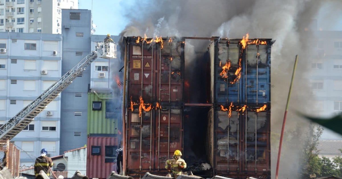Incêndio em quitinetes de contêineres na zona leste de POA