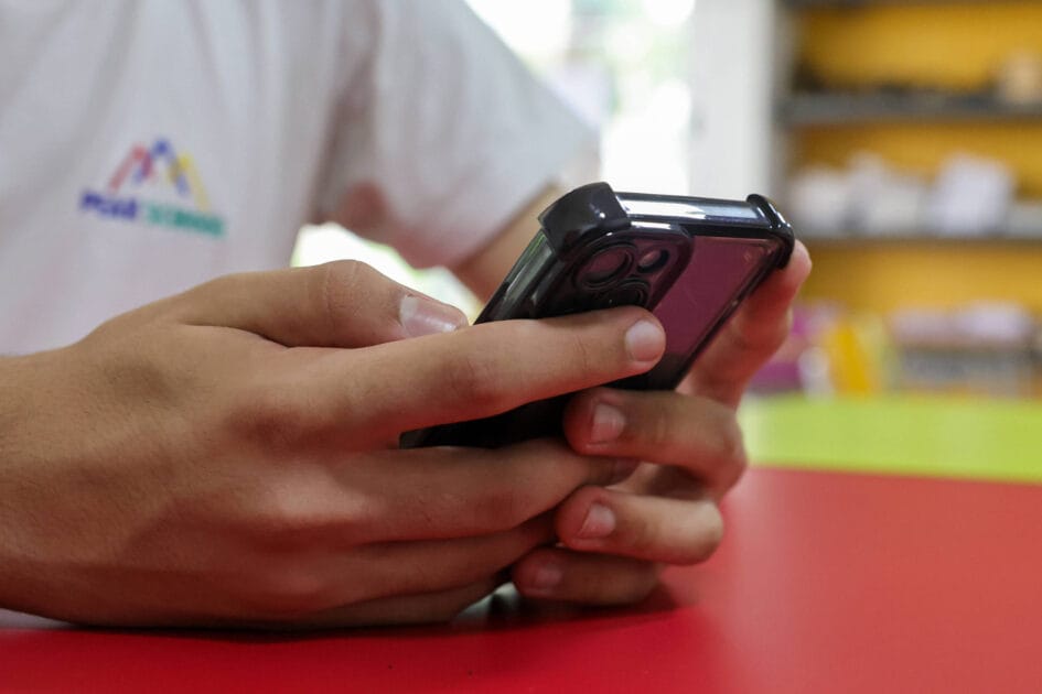 Jovens em SP planejam driblar lei de uso de celular nas escolas