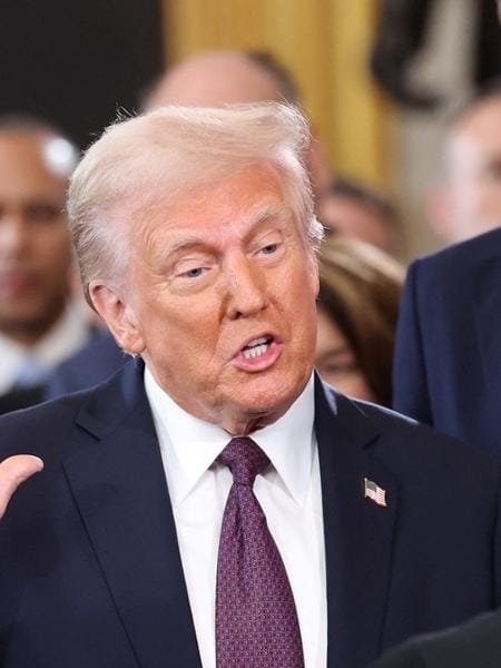 Juiz americano suspende transferência de detenta trans pela Trump