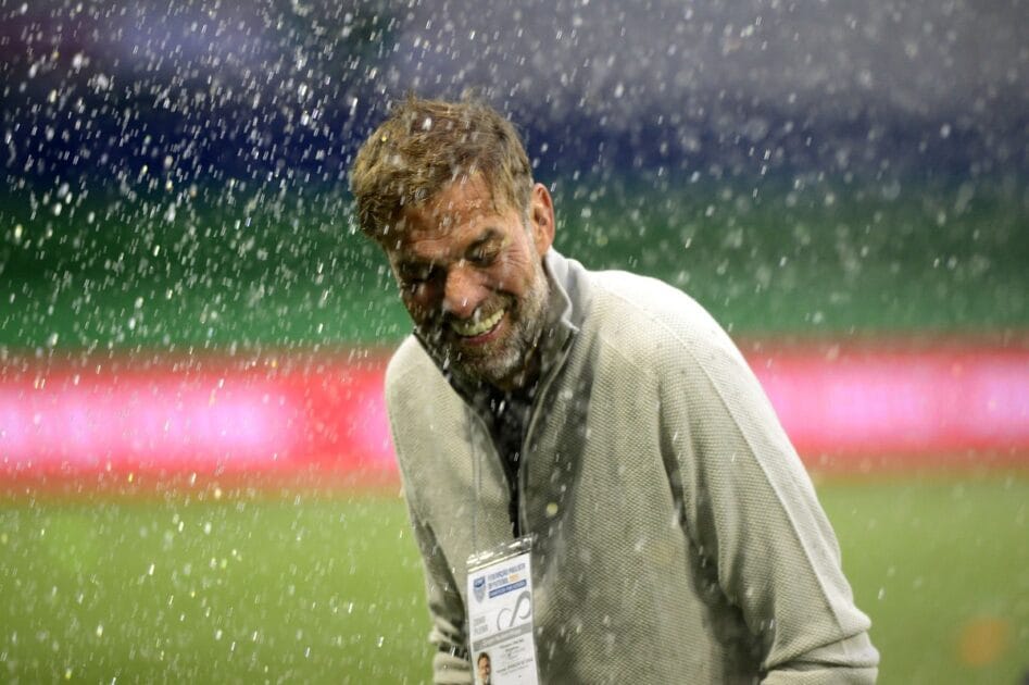 Klopp visita Palmeiras x Bragantino e se molha no gramado