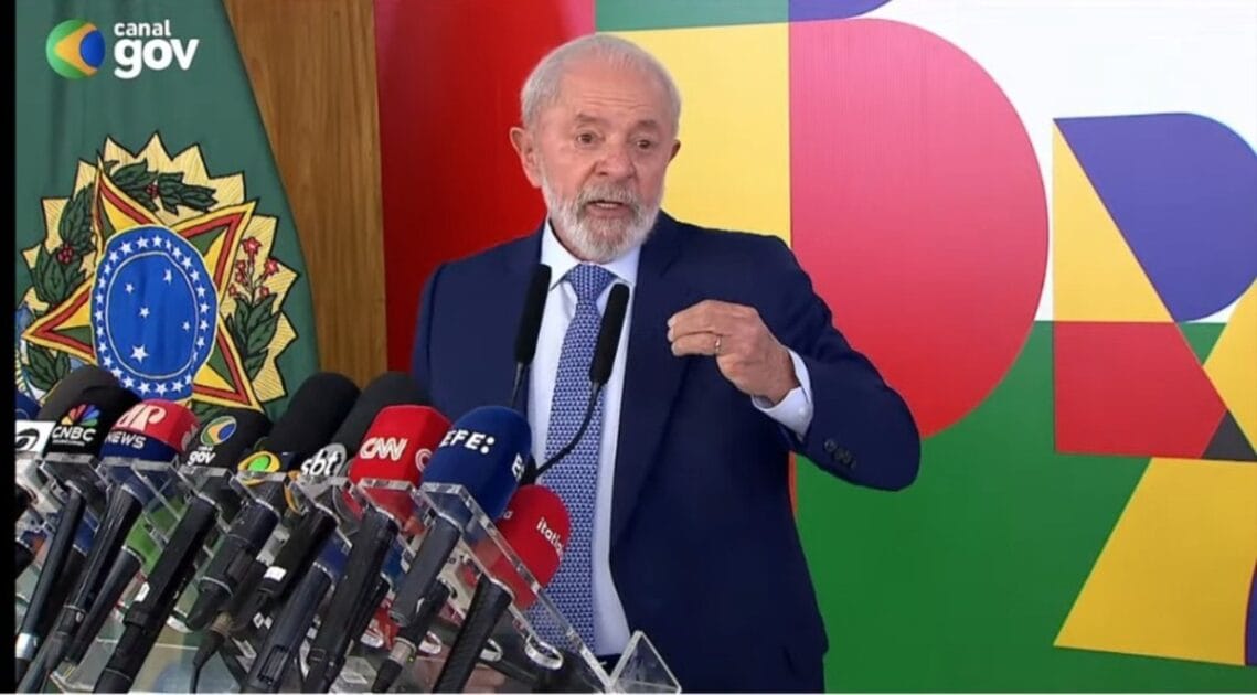 Lula clama por 'luta de rua' contra ataques virtuais ao governo