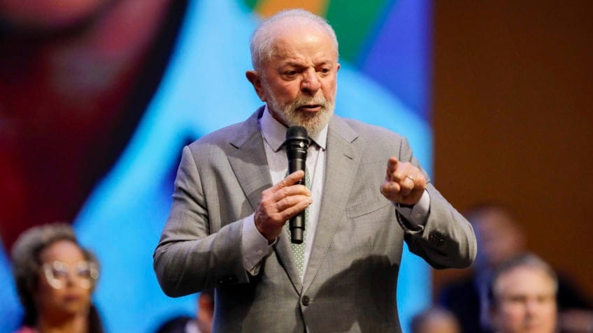 Lula defende que governar para 35% não gera déficit fiscal