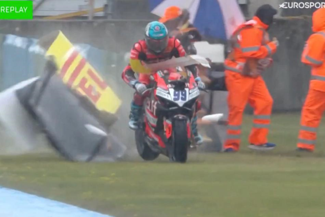 Milagro em Corrida: Motociclista da Copa Mundial Escapa da Morte