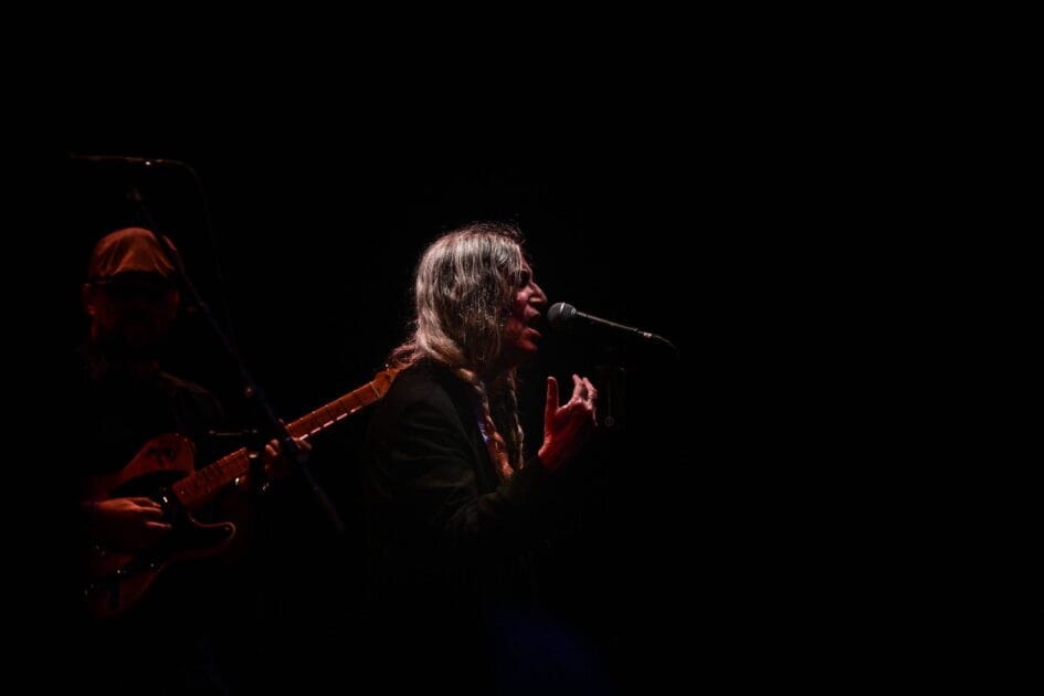 Patti Smith desmaia durante show em São Paulo e é socorrida