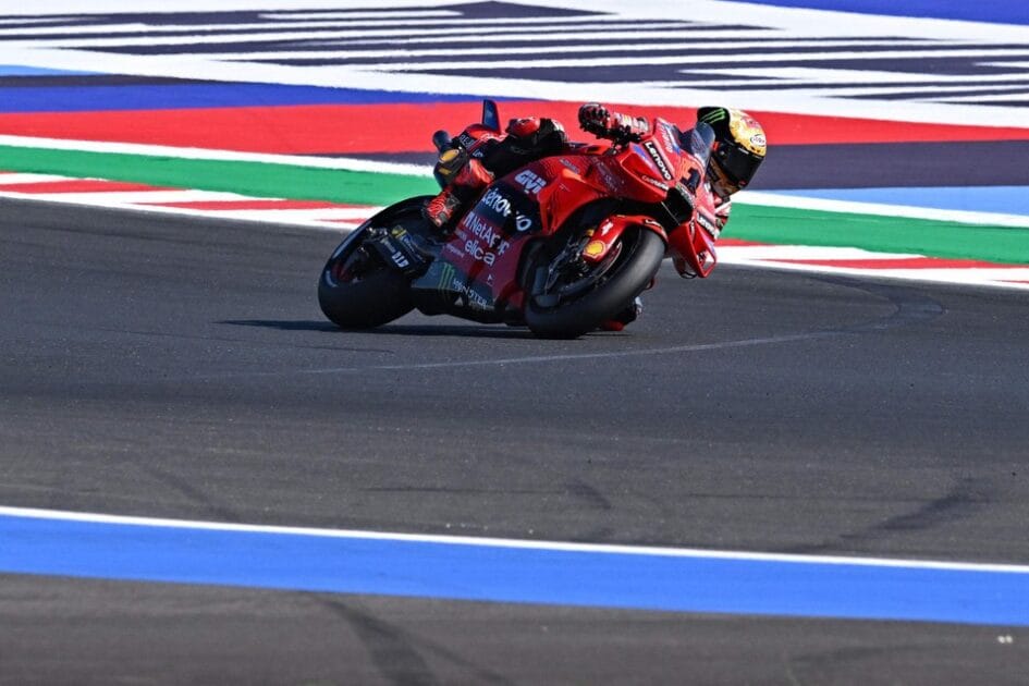 Pecco Bagnaia triunfa na corrida de velocidade na Itália