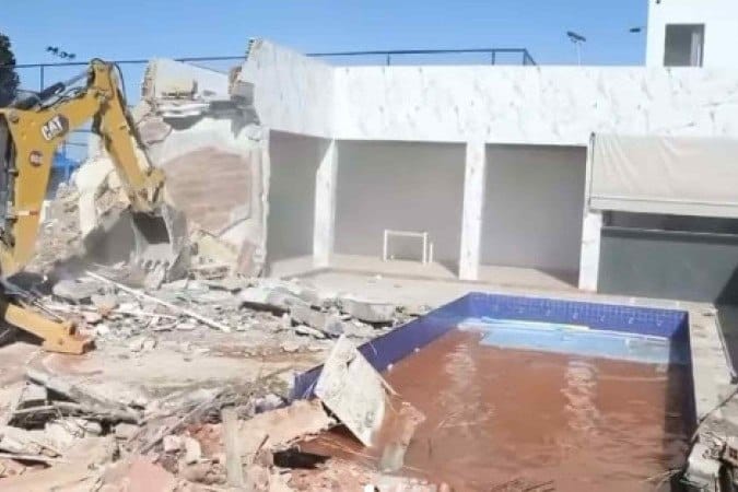 Polícia Civil do RJ derruba mansão de narcoterrorista em Caxias