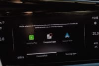 Por que esta grande montadora diz que o Apple CarPlay e o Android Auto são fatais?