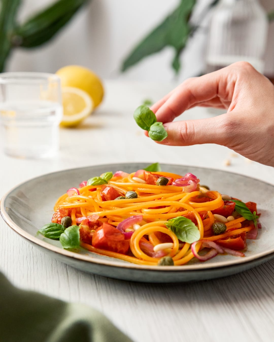 Spaghetti com Tomatinhos Assados e Alcaparras: A Receita Ideal para Recuperar as Energias