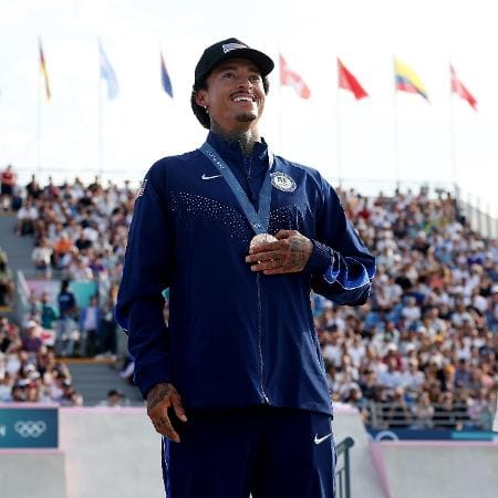 A Emoção da Lenda do Skate Brasileiro com Medalha de Bronze