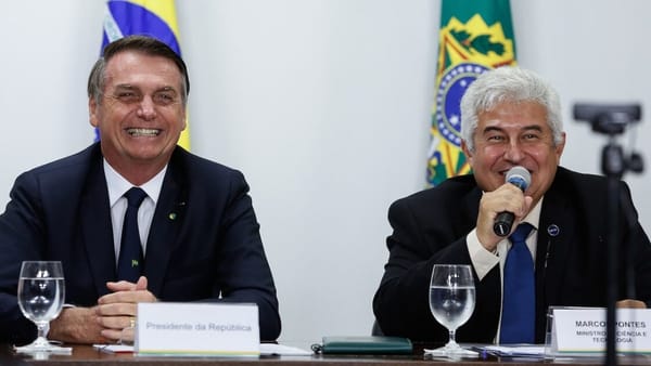 Assessor de Marcos Pontes critica apoio de Bolsonaro ao "sistema"