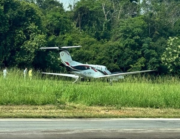 Avião King Air sai da pista durante taxiamento em SP