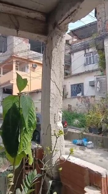 Blindado da PM causa danos a imóvel no Complexo do Alemão