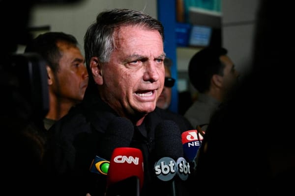 Bolsonaro avalia candidatura de Michelle, mas muda de plano