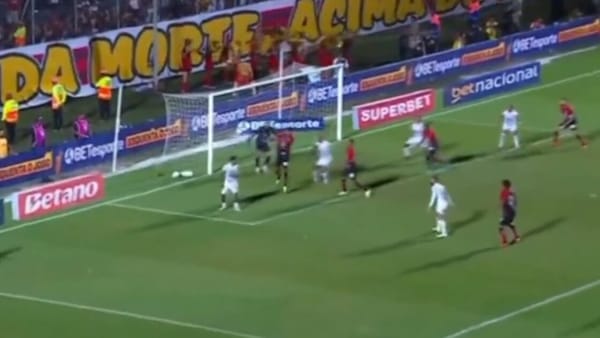 Carlinhos brilha em estreia e garante vitória do Vitória no Baiano