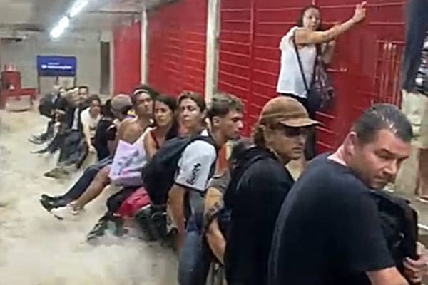 Chuva em SP: Passageiros enfrentam alagamento no metrô
