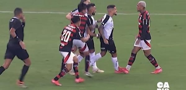 Conflito em Campo: Torcida do Vasco Tenta Invadir Jogo