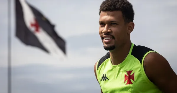 Cruzeiro negocia zagueiro do Vasco após lesão de titular