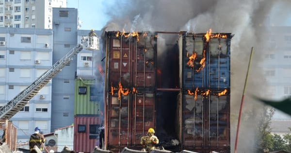 Incêndio em quitinetes de contêineres na zona leste de POA