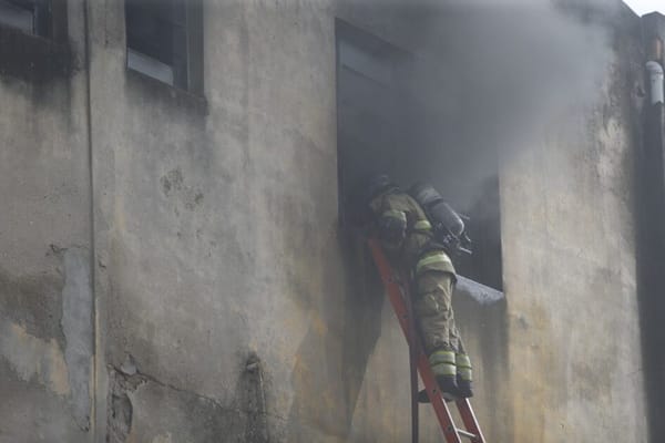 Incêndio grave em confecção de carnaval no Rio: 12 feridos