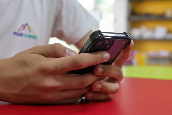 Jovens em SP planejam driblar lei de uso de celular nas escolas