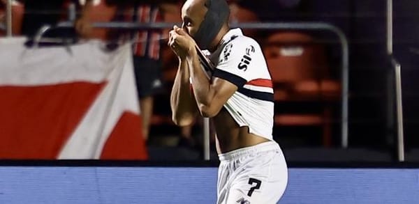 Lucas Moura brilha contra Corinthians e se destaca no Brasil