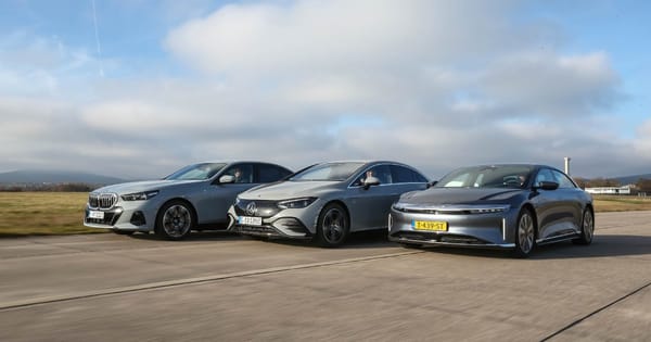 Lucid Air é uma opção comparável ao BMW i5 e Mercedes EQE após significativa redução de preço.