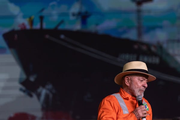 Lula defende Petrobras e zomba de privatização em discurso