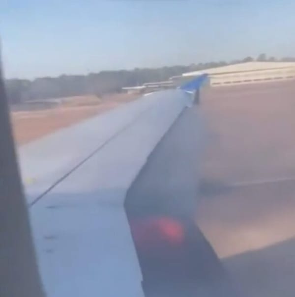 Motor de Airbus pega fogo durante decolagem em Houston