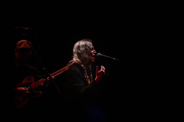 Patti Smith desmaia durante show em São Paulo e é socorrida