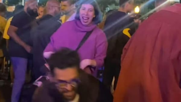 Professor demitido após imitar macaco em samba no Brasil