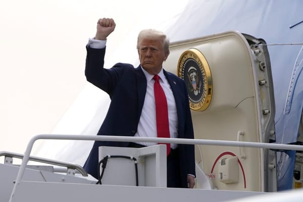 Trump impõe tarifas à Colômbia após recusa de voos deportados