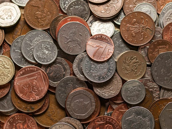 Moedas de libra esterlina britânica, imagem ilustrativa sobre serviços bancários no Reino Unido