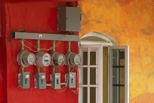 Medidores de eletricidade residenciais, imagem ilustrativa para matéria sobre contas de energia