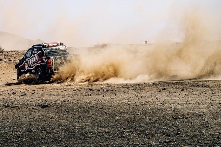 Koen Wauters lida com pneu furado no Rally Raid Copa do Mundo