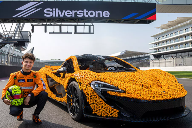 Lando Norris corre em Silverstone com carro de LEGO incrível